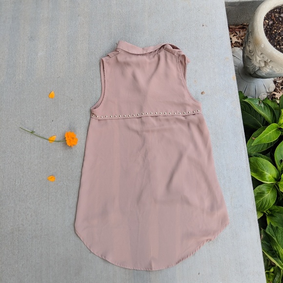 Sleeveless Collared Blouse front pockets - Picture 2 of 4